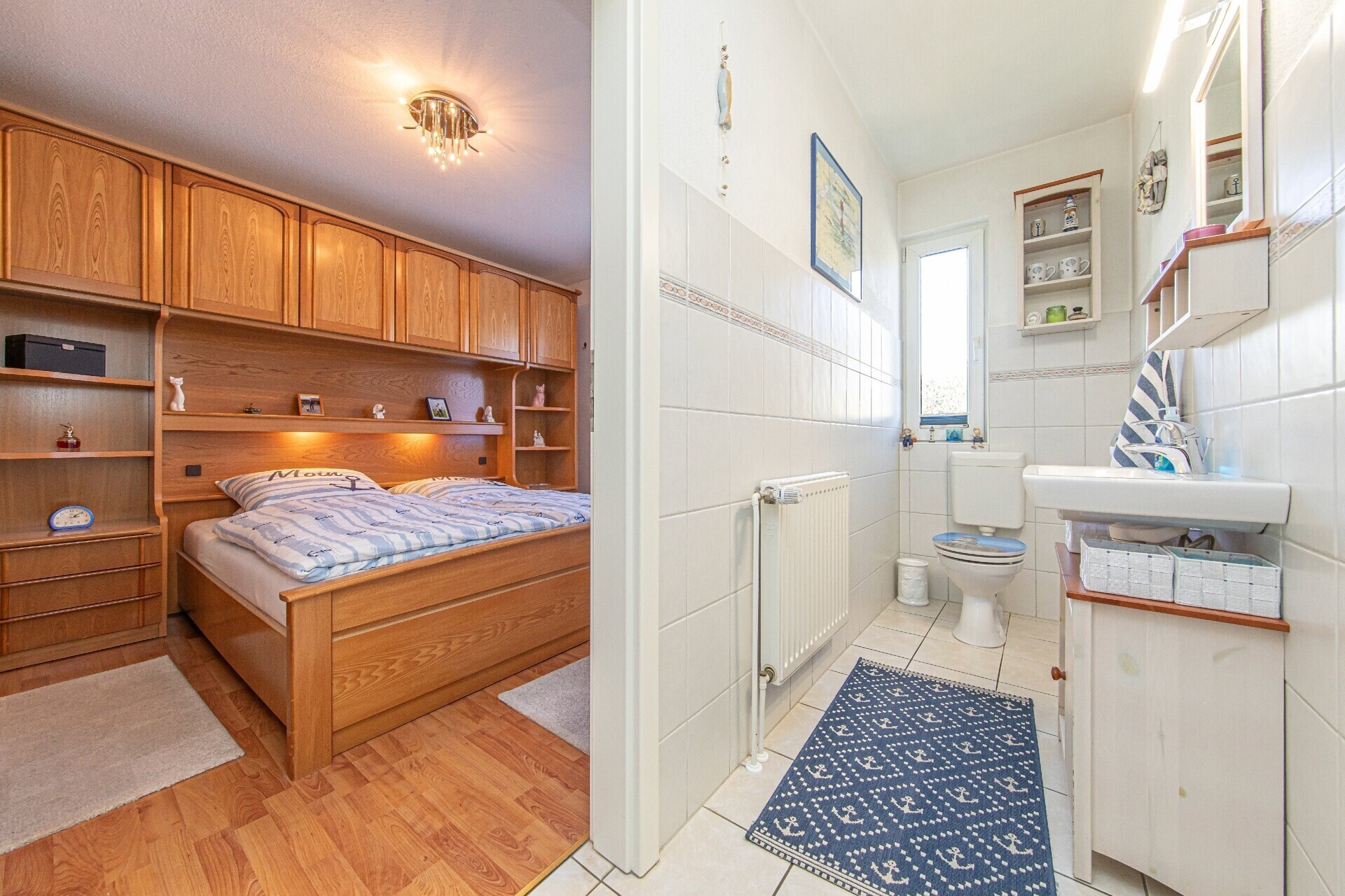 Bad im EG mit angrenzendem Schlafzimmer