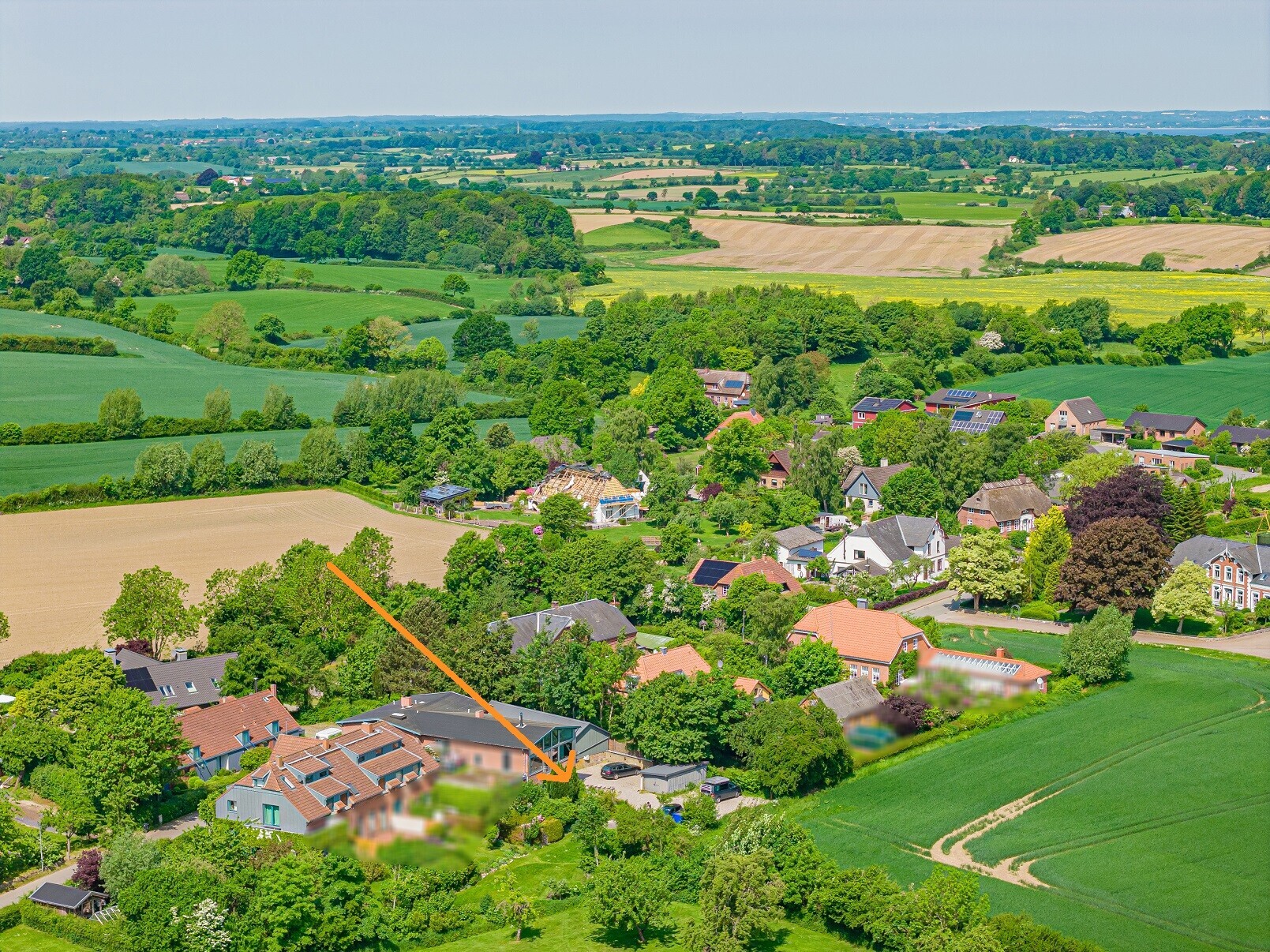 Eingebettet in die Landschaft Angelns 