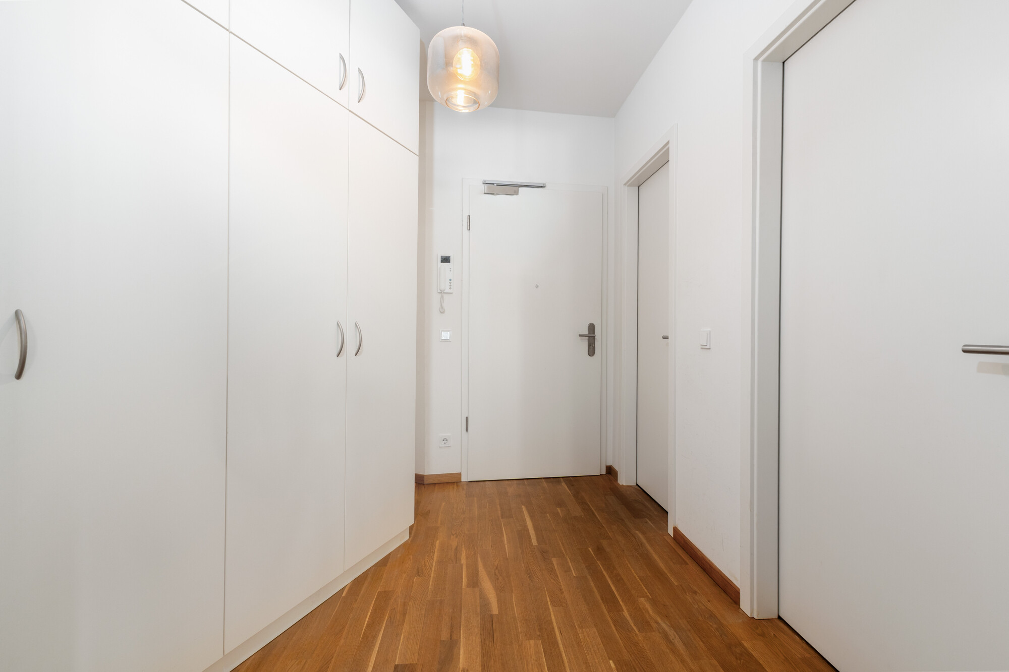 Eingangsbereich mit maßgefertigten Einbauschränken