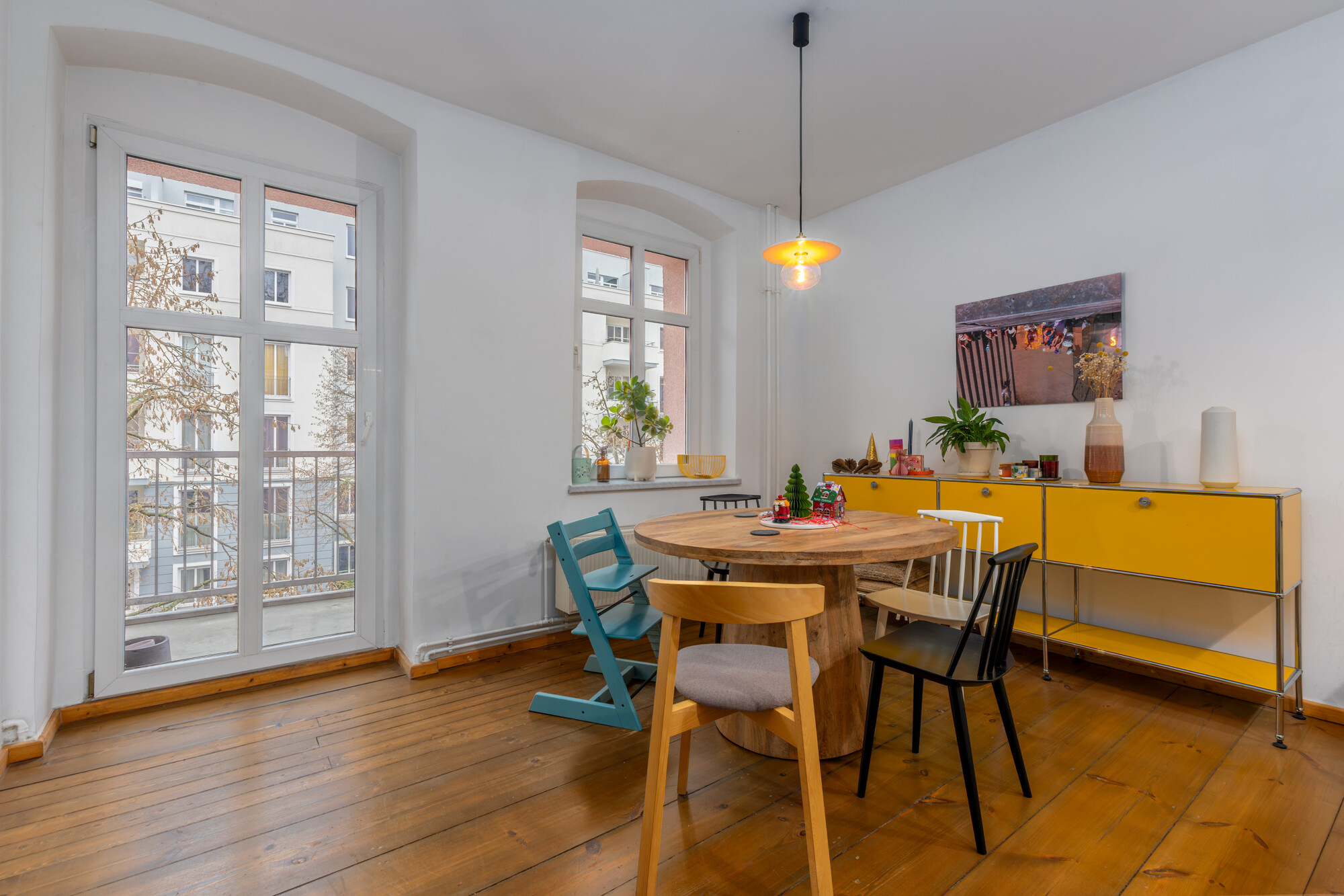 Essbereich mit Zugang zum Balkon