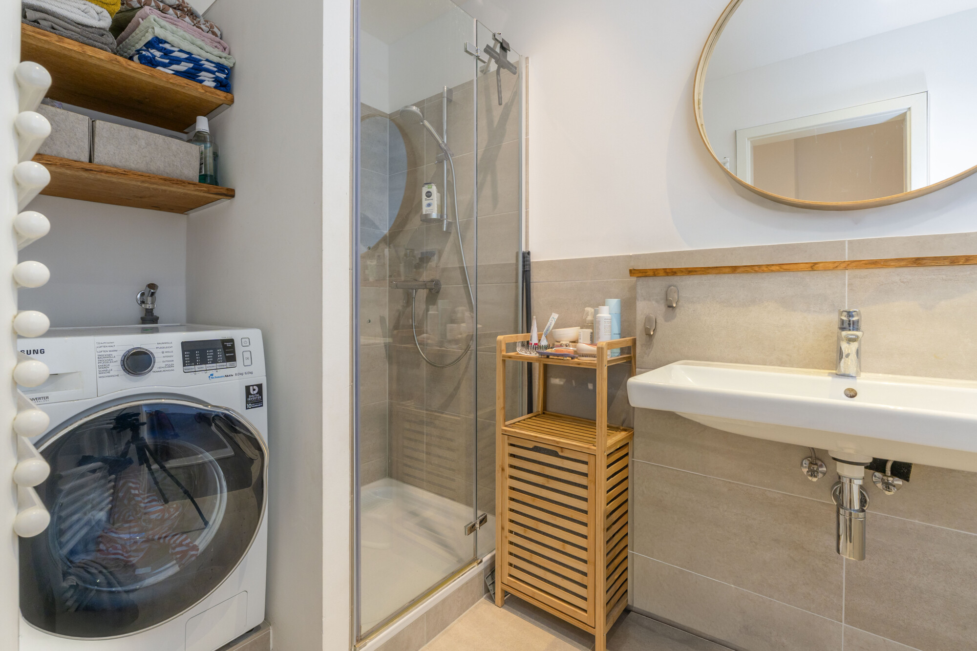 Bodentiefe Dusche im großen Bad mit Wanne