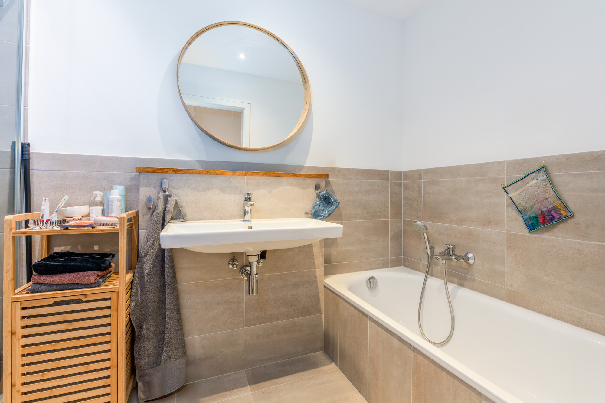 Badezimmer mit Wanne und Dusche 