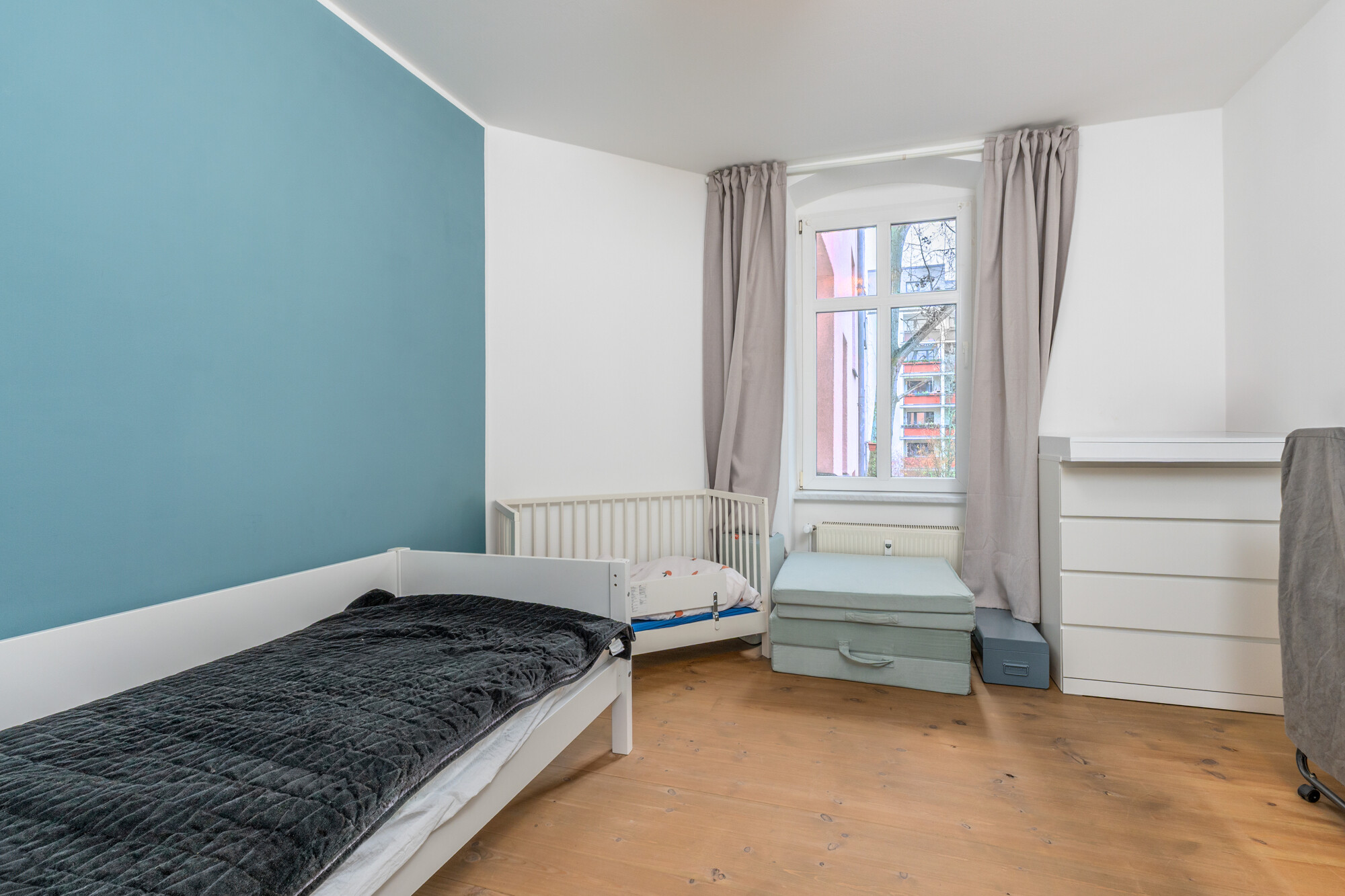 Kinderzimmer mit Blick zum Innenhof