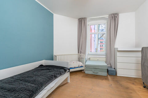 Kinderzimmer mit Blick zum Innenhof