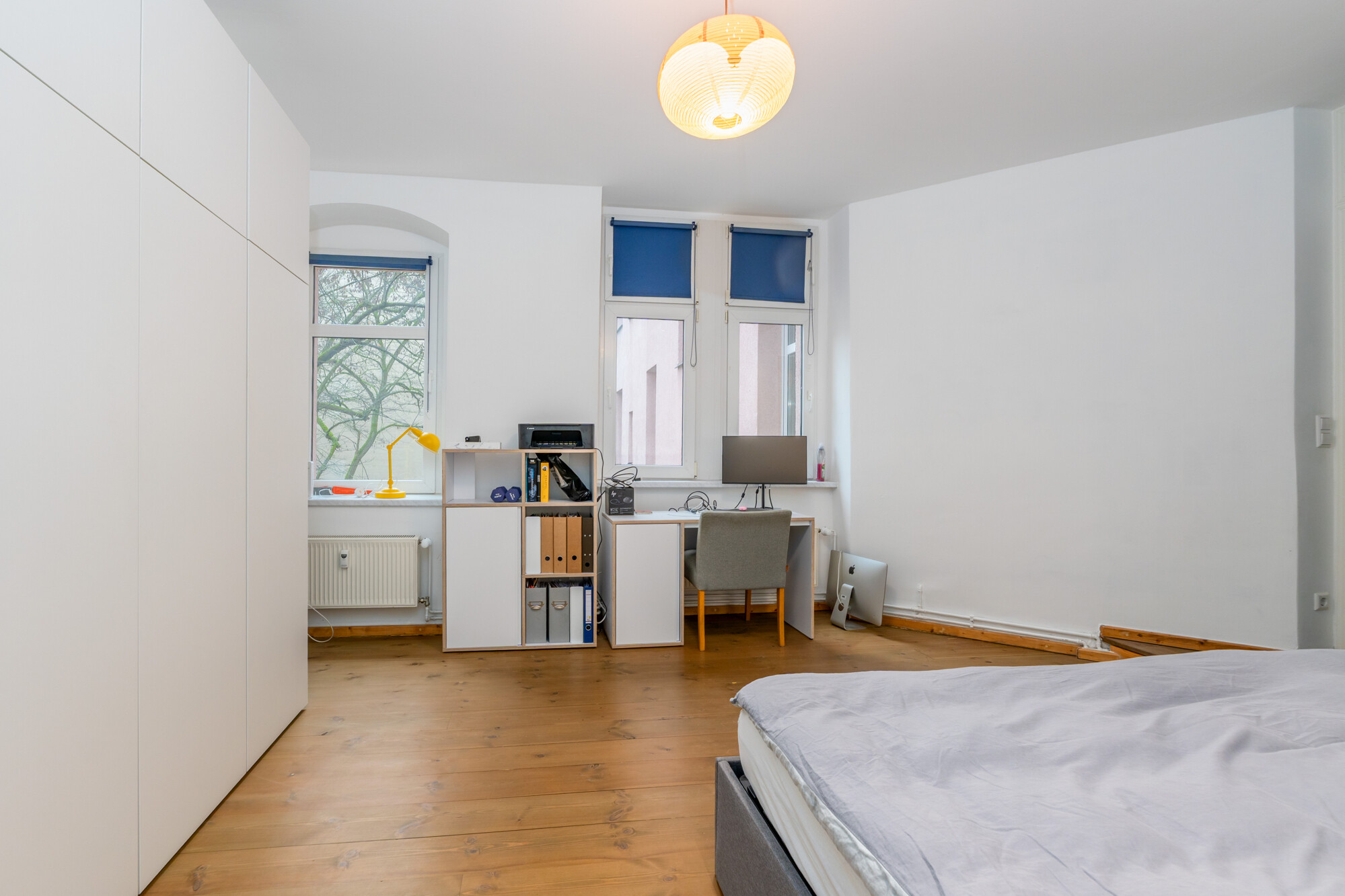 Schlafzimmer mit Fenstern zum Innenhof
