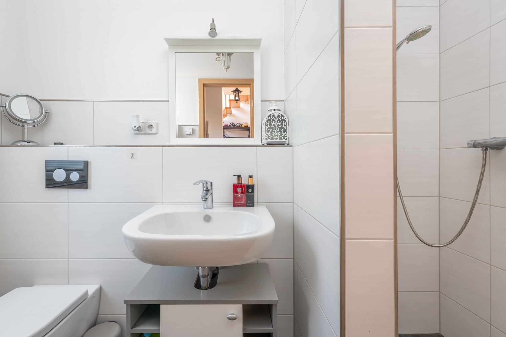 Gäste-WC mit bodentiefer Dusche