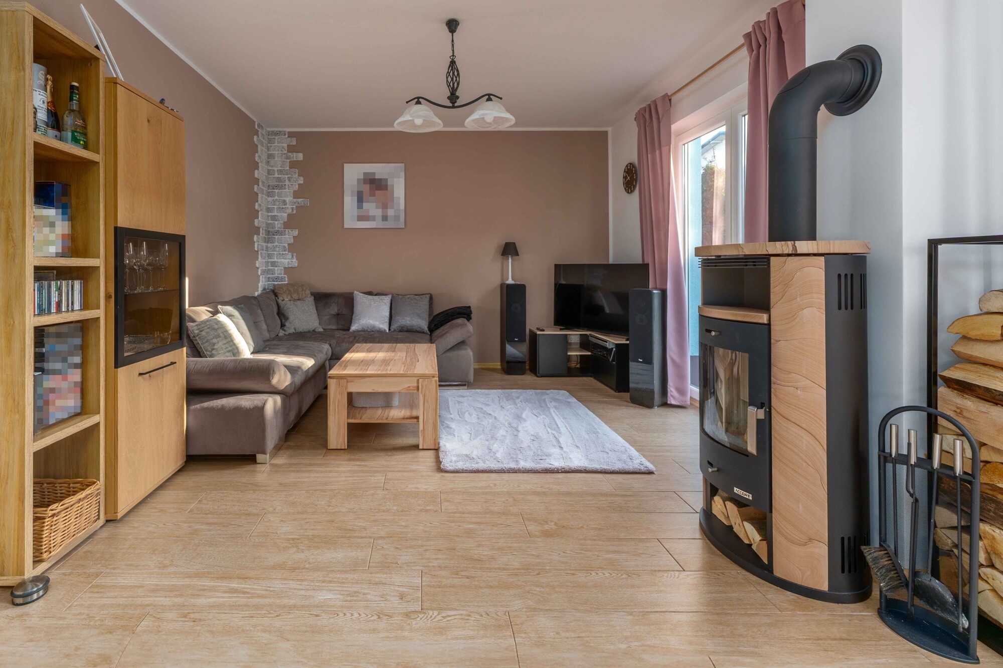 Wohnzimmer mit stilvollem Kaminofen