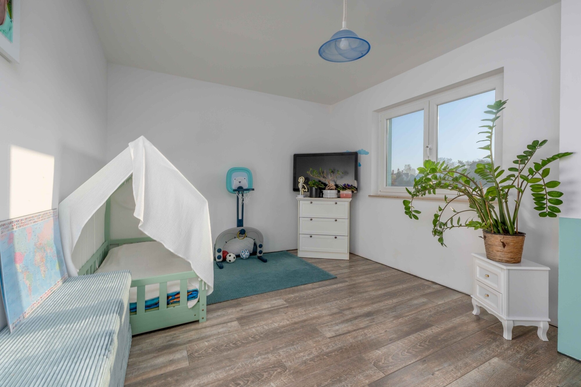 Helles Kinderzimmer mit viel Platz