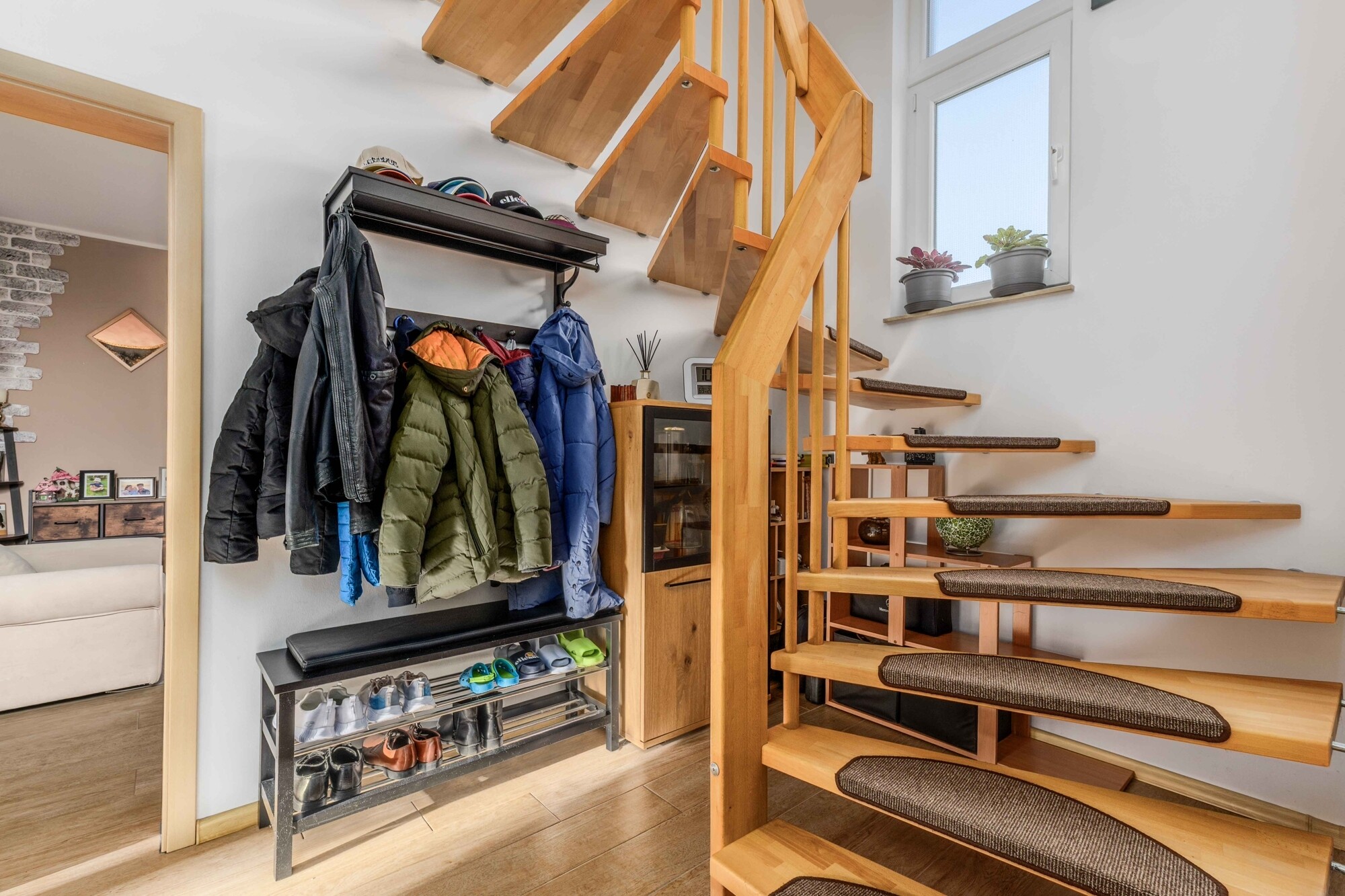 Massivholztreppe zum Obergeschoss