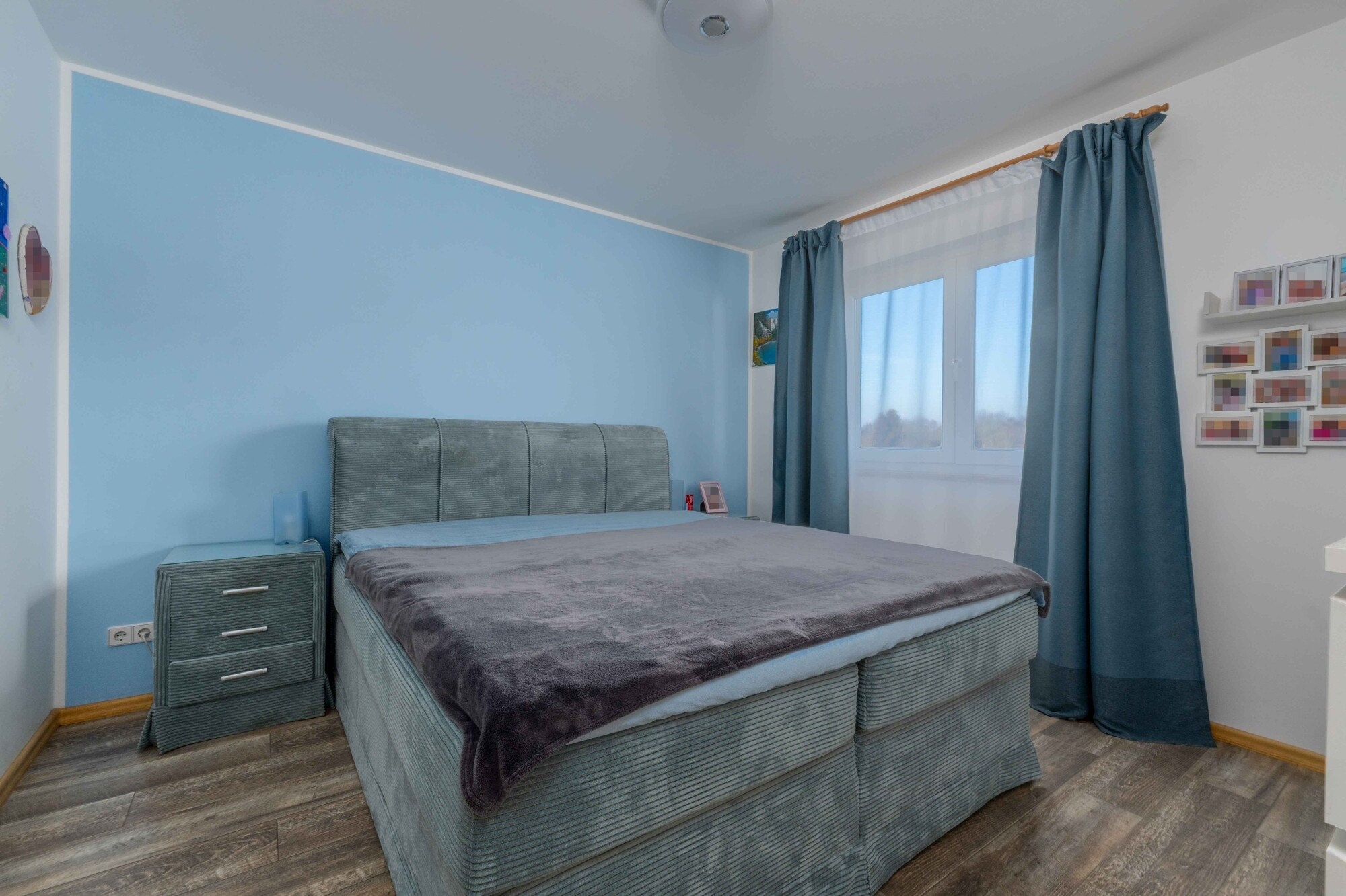 Hauptschlafzimmer mit ruhiger Farbgestaltung