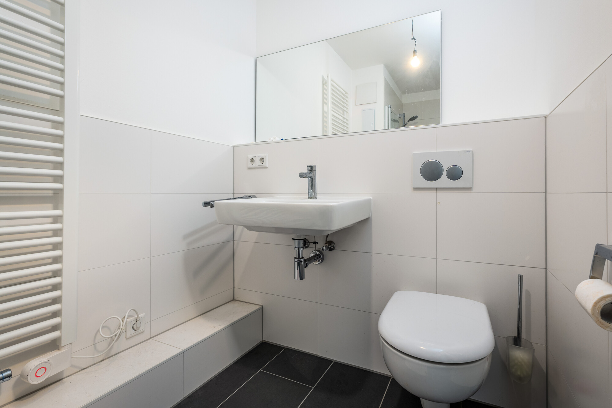 Badezimmer mit bodentiefer Dusche