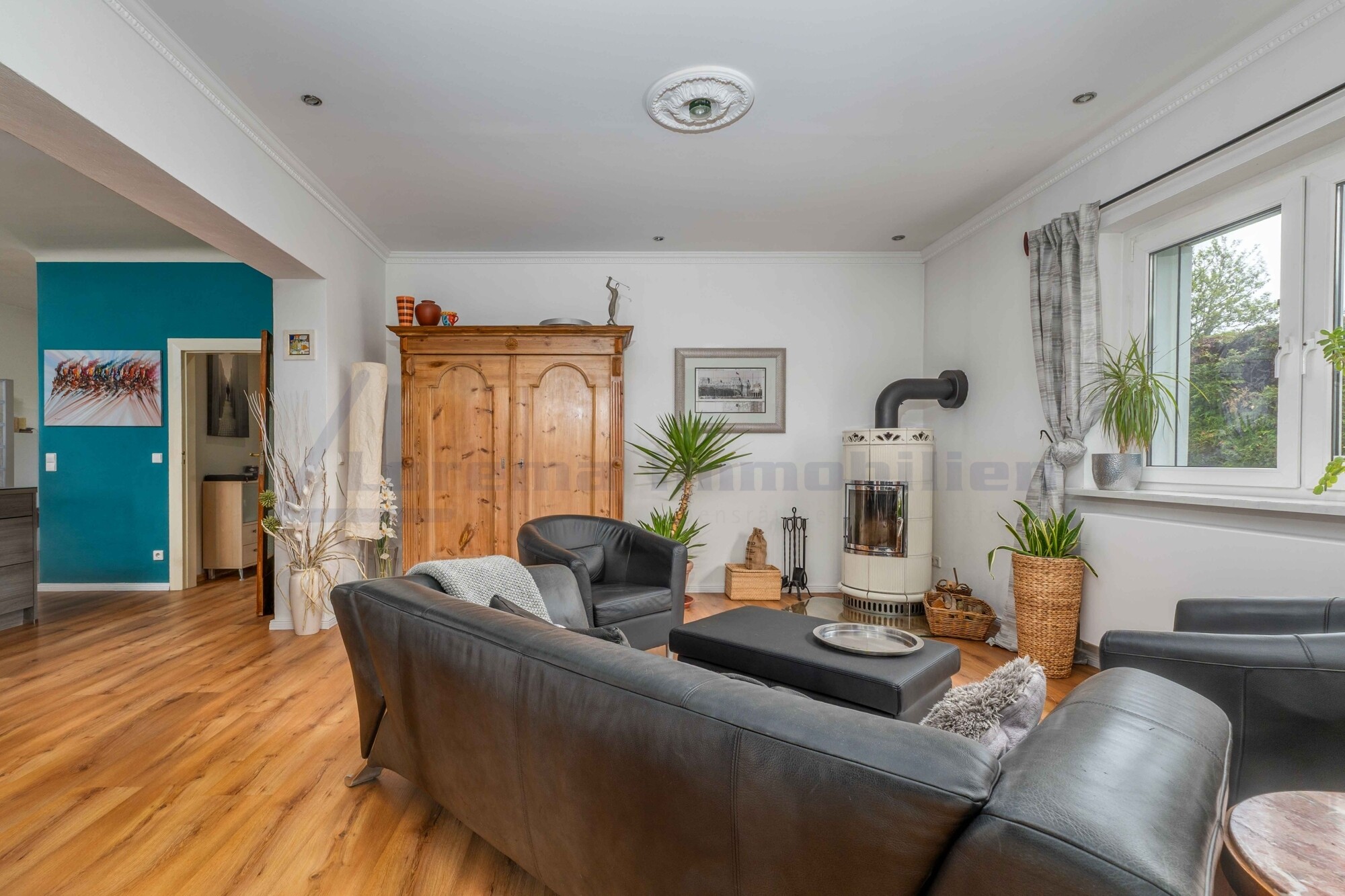 gemütliches Wohnzimmer mit Kamin