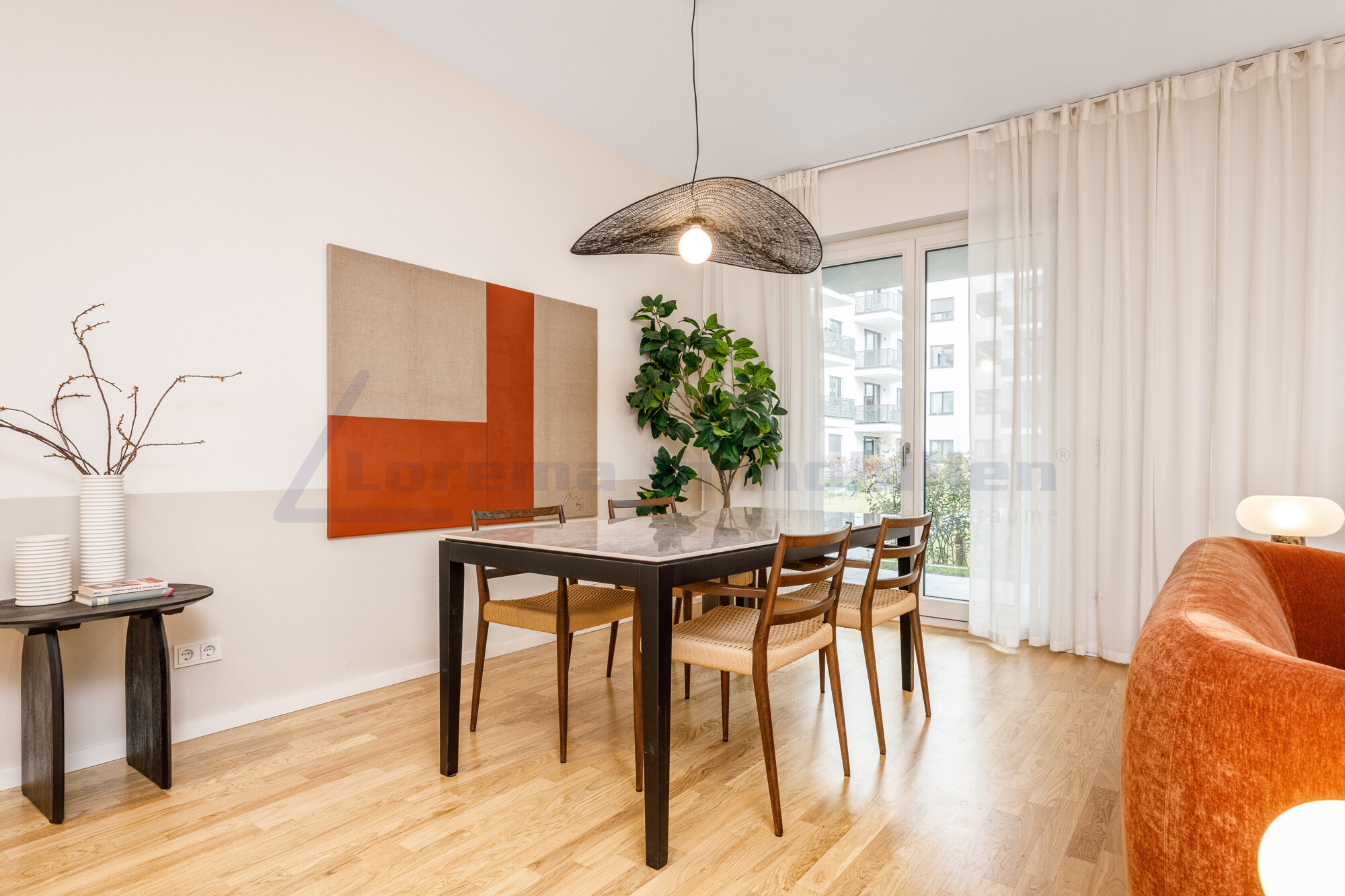 Wohn- und Essbereich mit Zugang Balkon