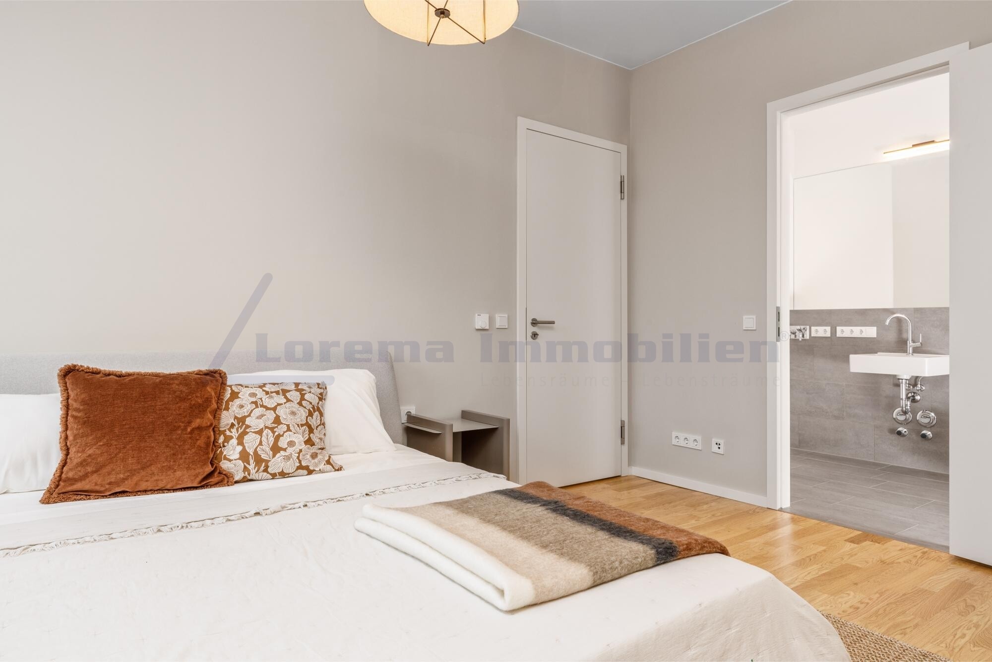 Schlafzimmer 1 mit Zugang Badezimmer 1