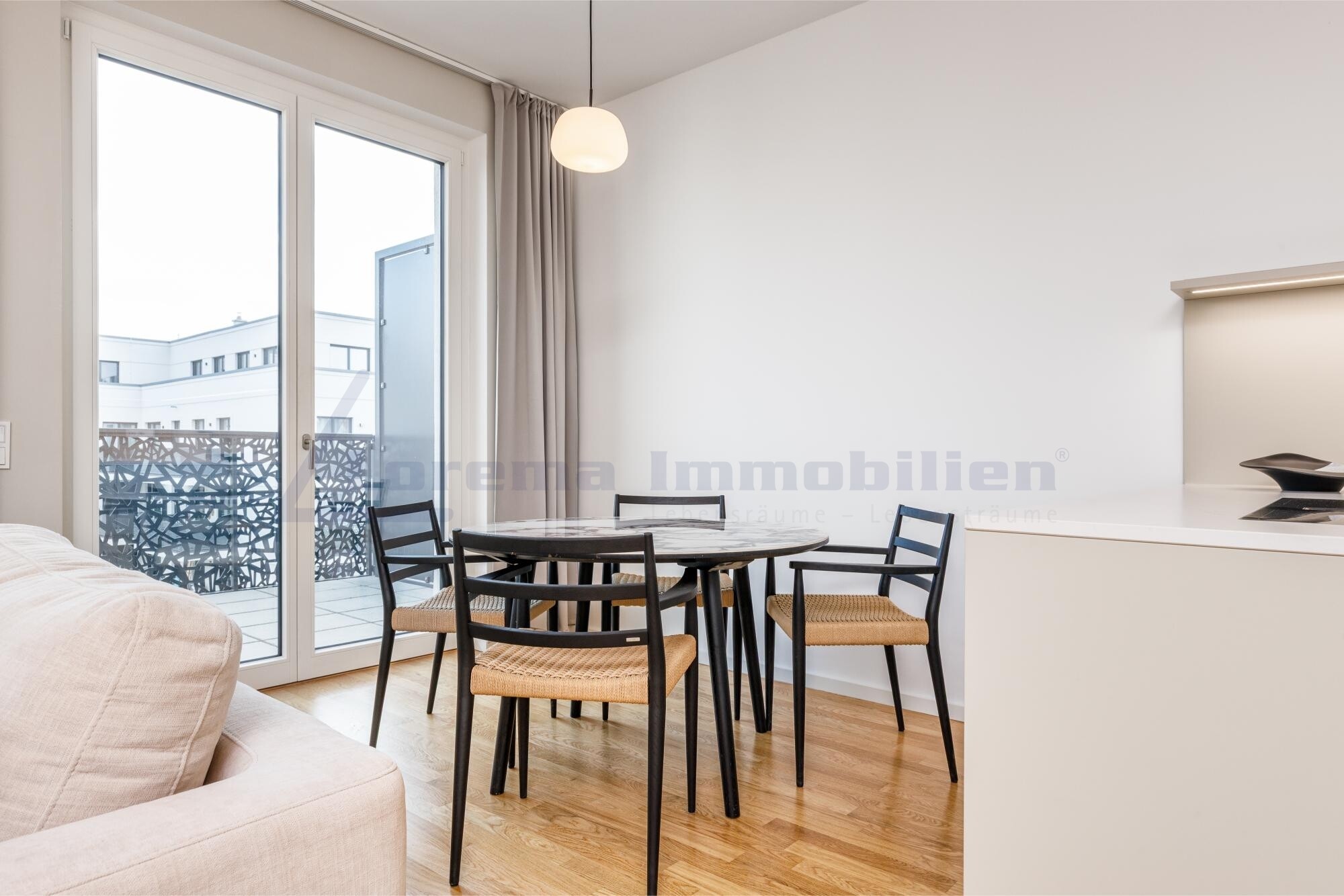 Wohn- und Essbereich mit Zugang Balkon