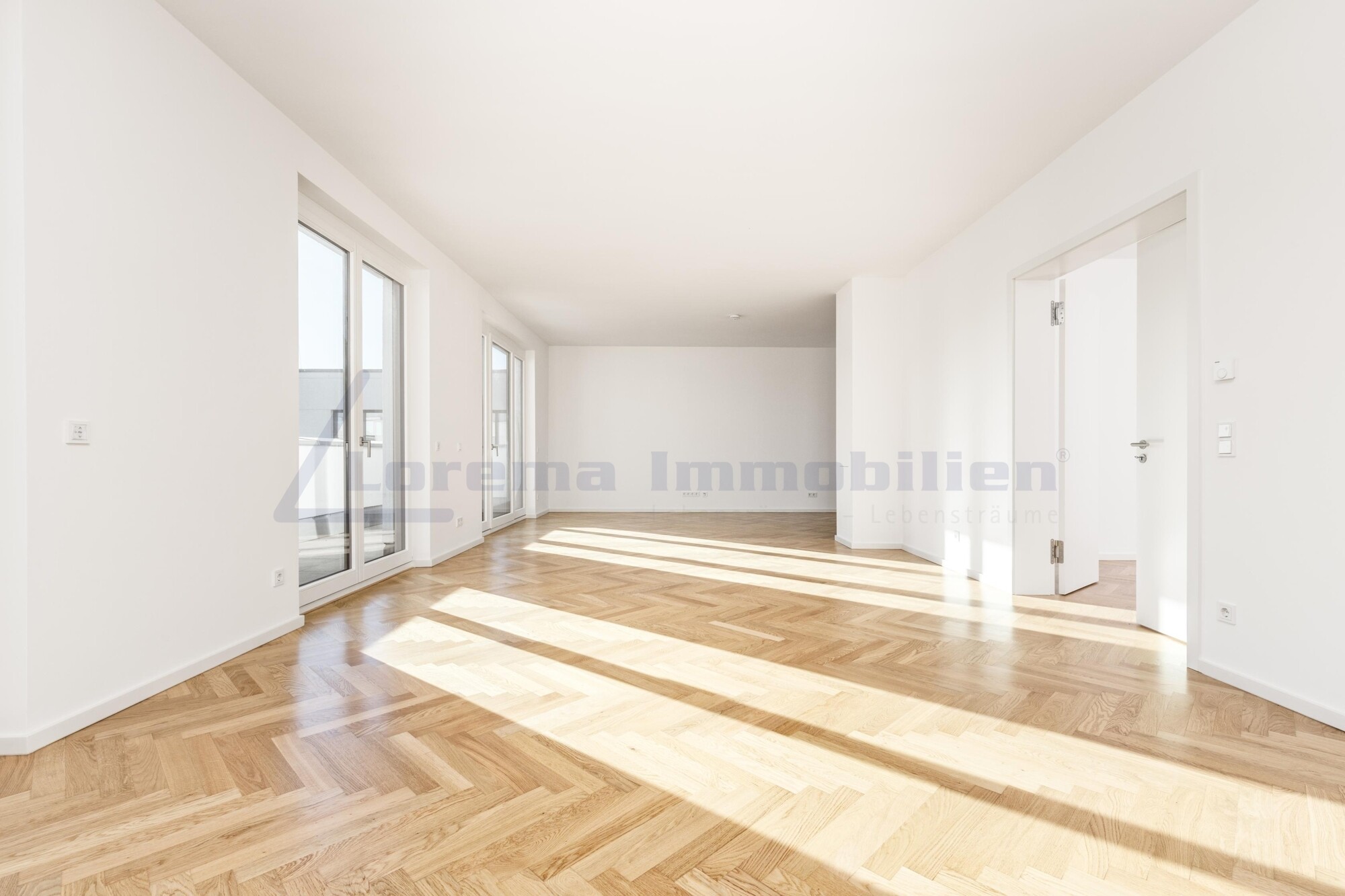 Wohn- und Essbereich mit Zugang Arbeitszimmer