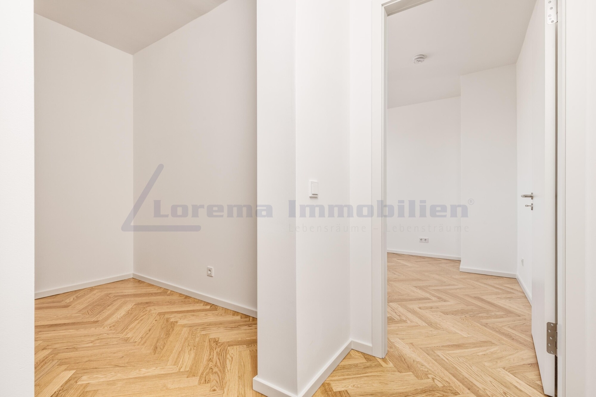 Ankleide mit Zugang Schlafzimmer