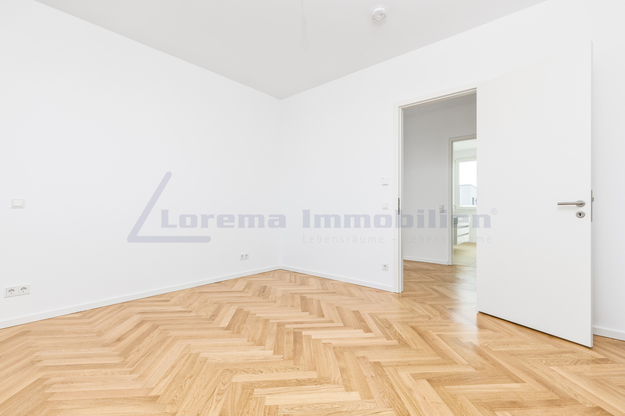 Schlafzimmer mit Zugang Badezimmer