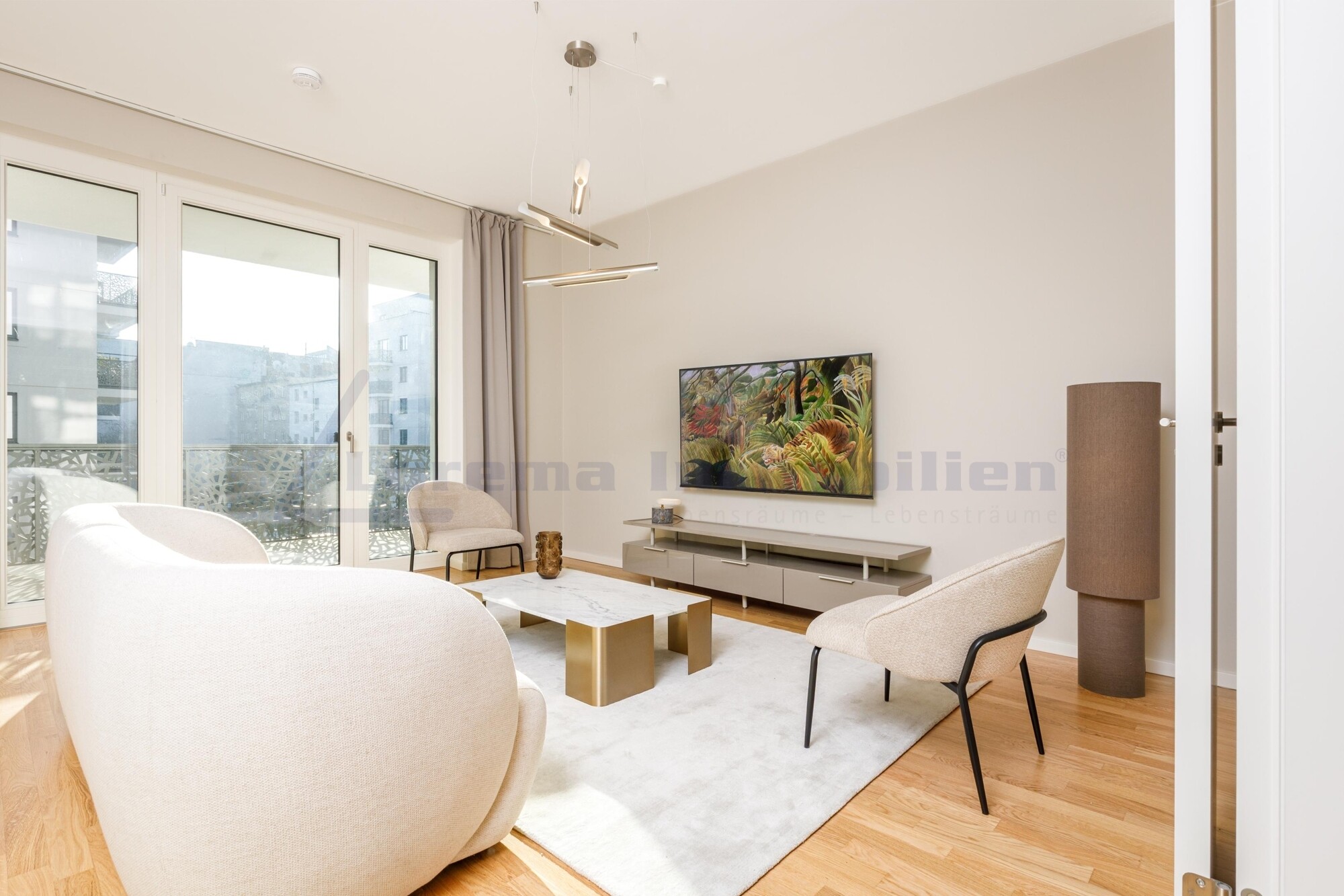 Wohnzimmer mit Zugang Innenbalkon