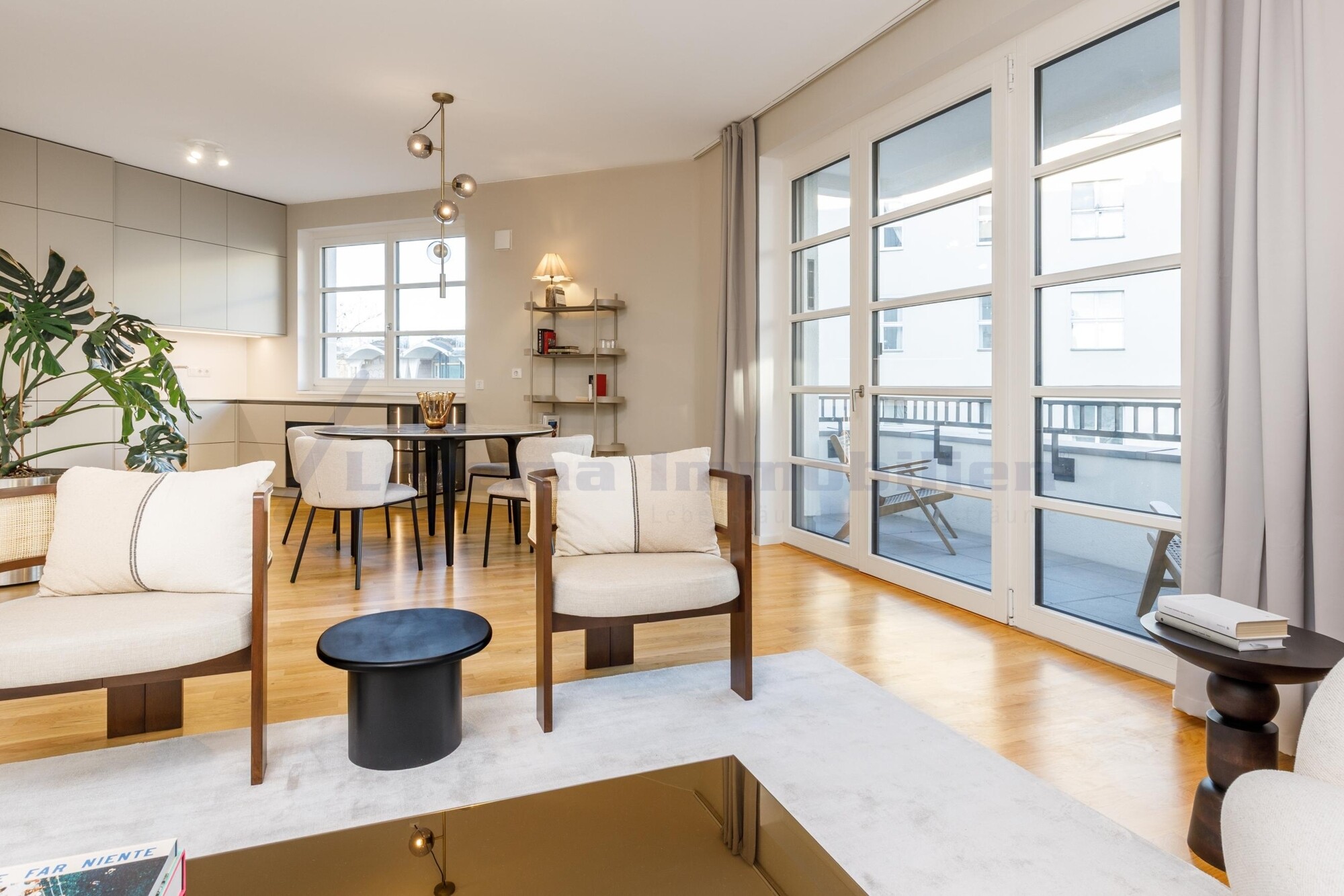 Wohn- und Essbereich mit Zugang Balkon