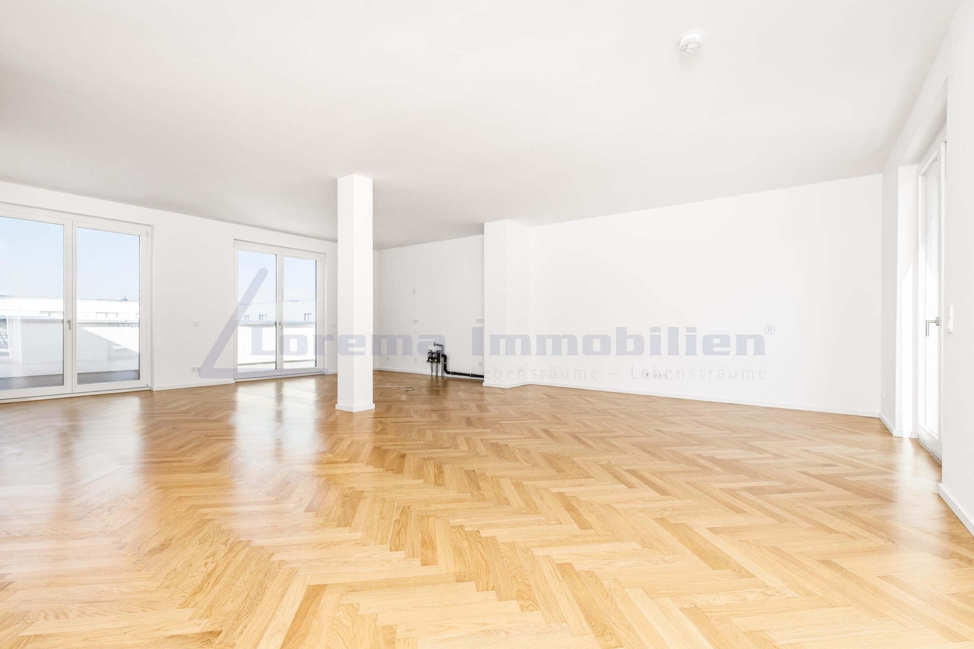 Wohn- und Essbereich mit Zugang Innenterrasse