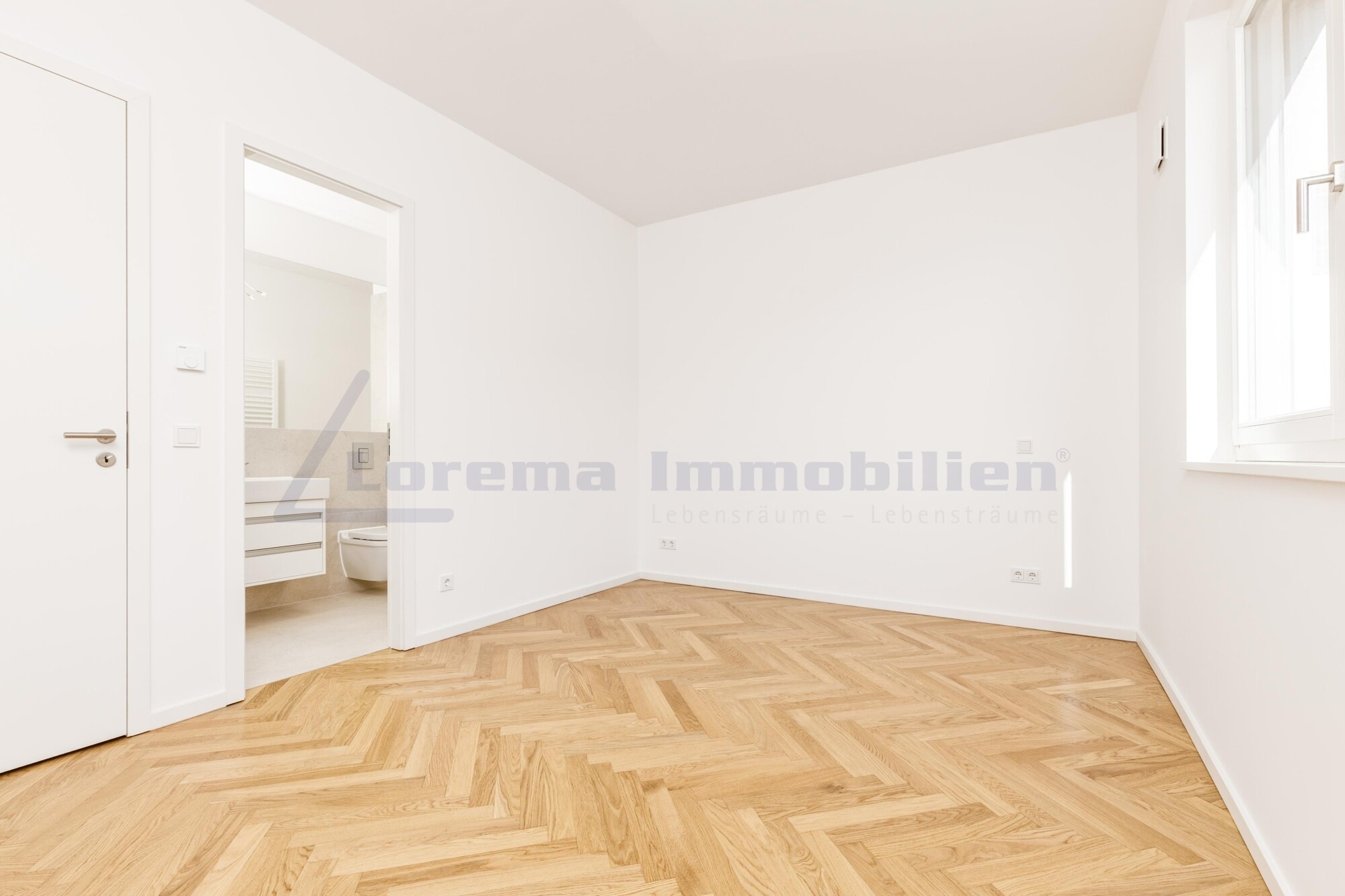 Schlafzimmer 1 mit Zugang Badezimmer 2