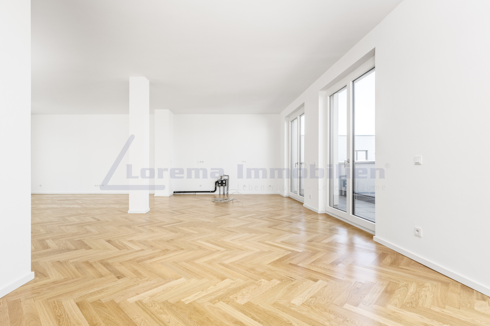 Wohn- und Essbereich mit Zugang Innenterrasse