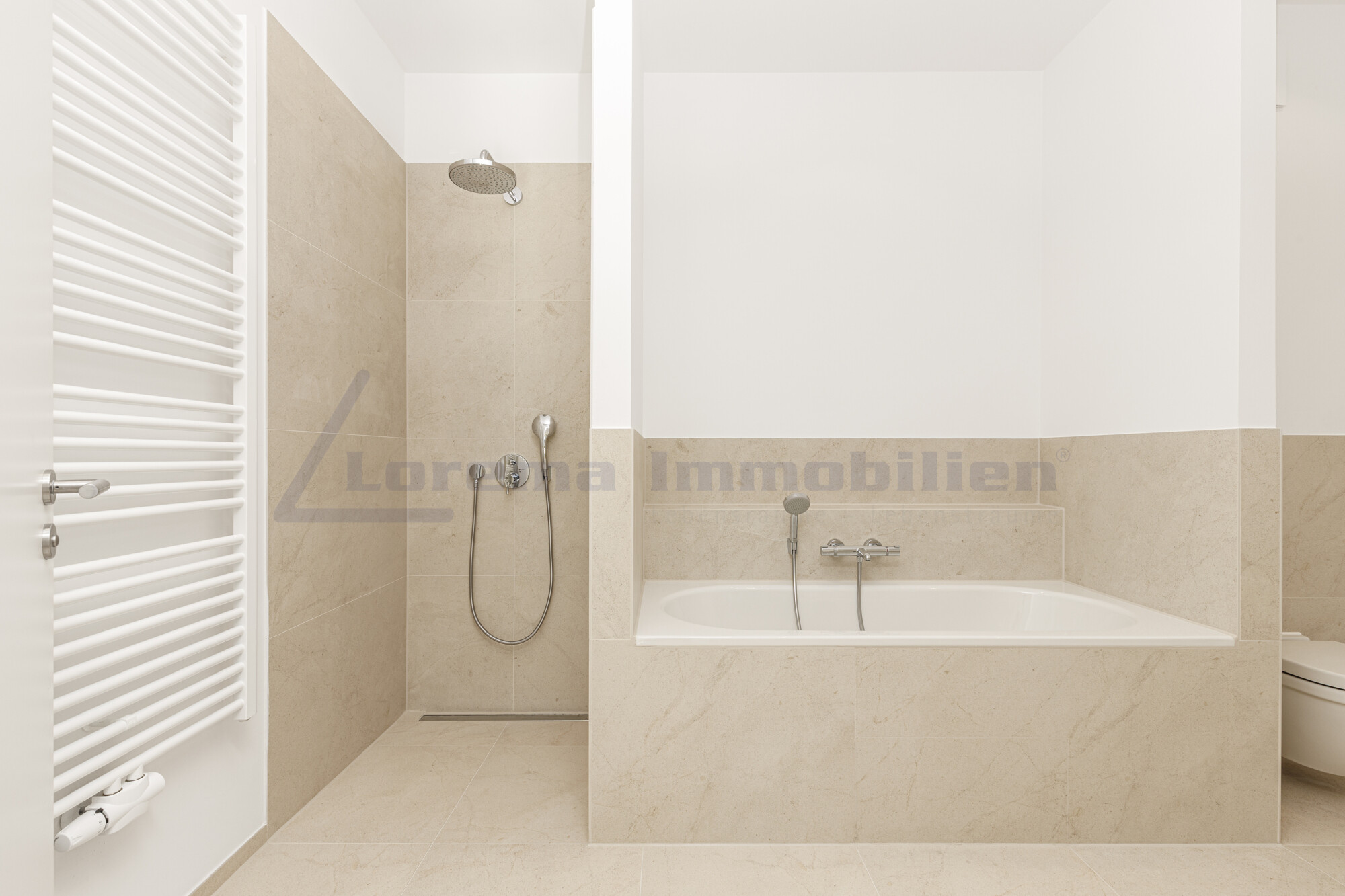 Badezimmer mit Dusche