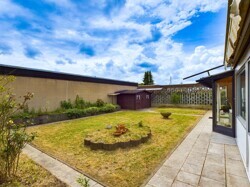 Attraktiver Bungalow in Überherrn Wohnstadt – Exklusive Lage - EG Garten