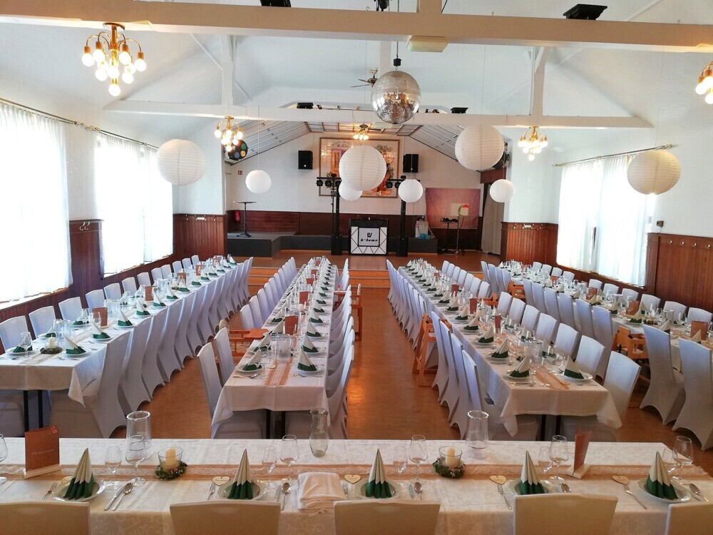 Saal gedeckt