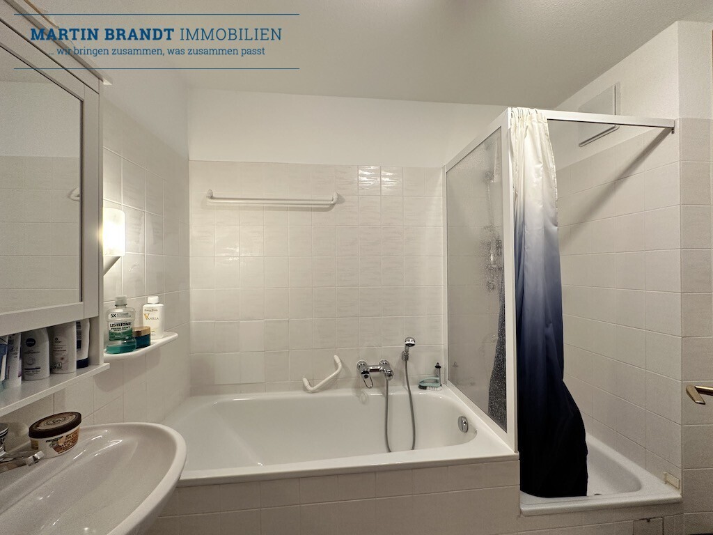 Badezimmer mit Badewanne, Dusche, Waschbecken und WC