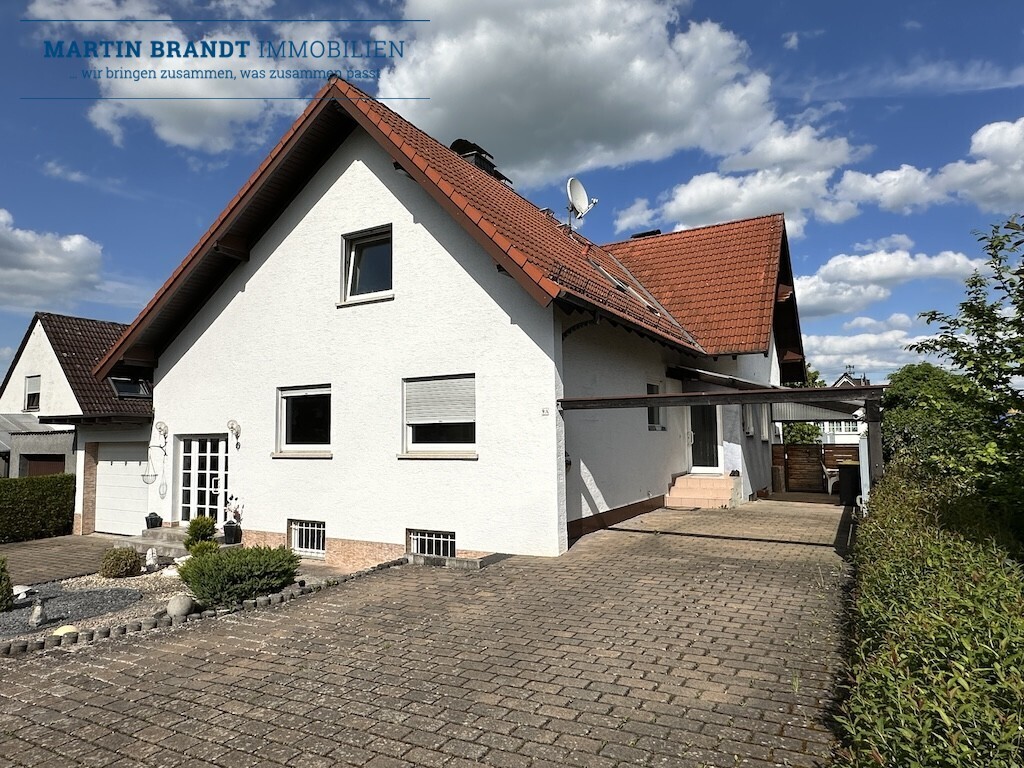 Ansicht des Hauses mit Carport
