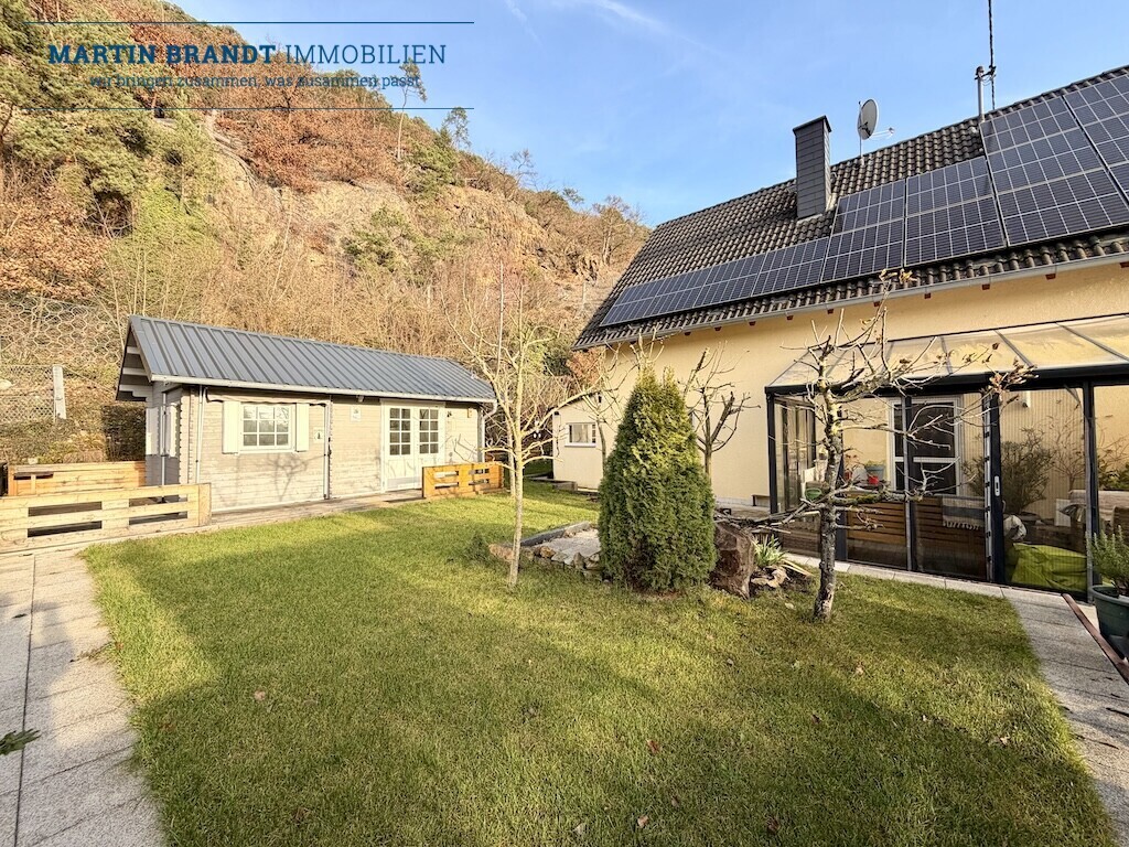 Gartenbereich mit Gartenhaus