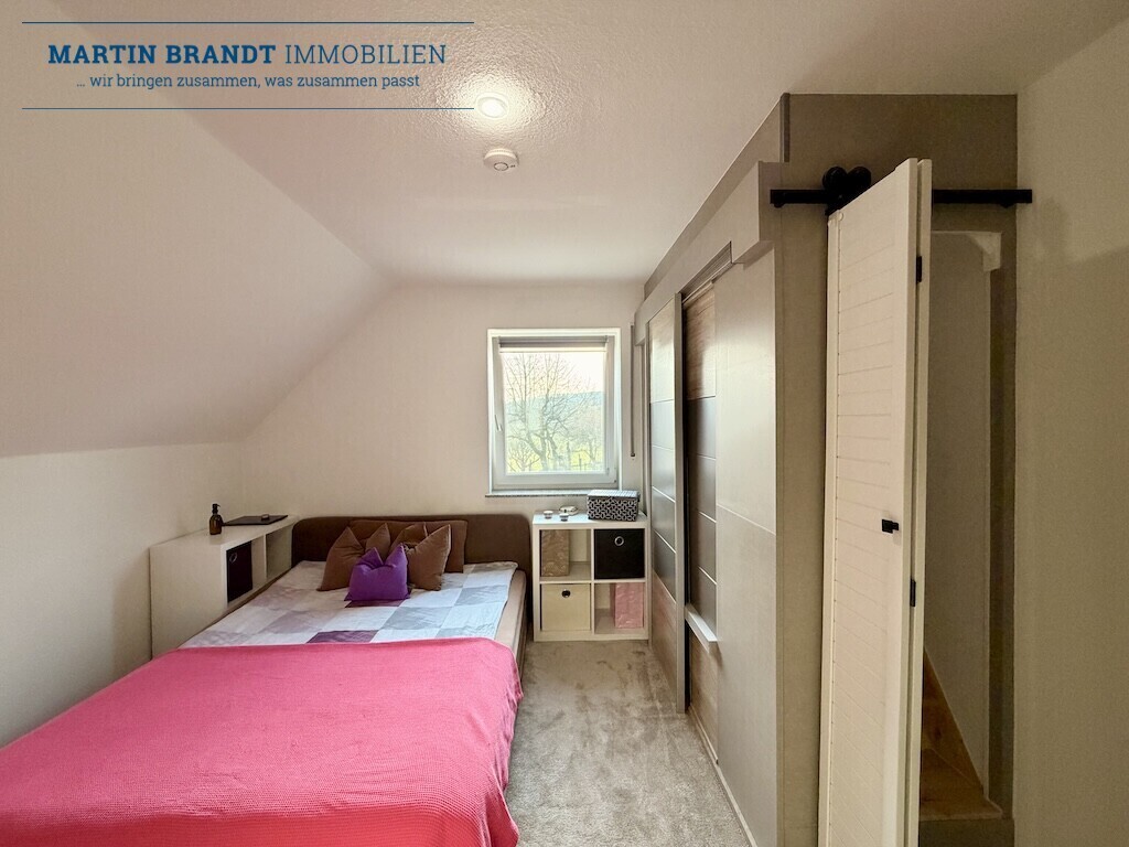 Schlafzimmer mit Treppe zum Dachboden