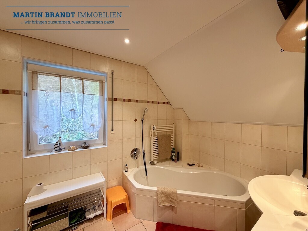 Tageslichtbad mit Wanne und Dusche