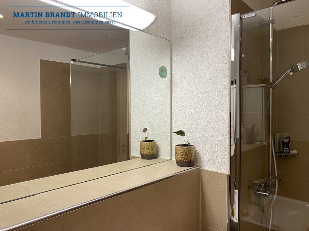 Duschbad mit großem Spiegel