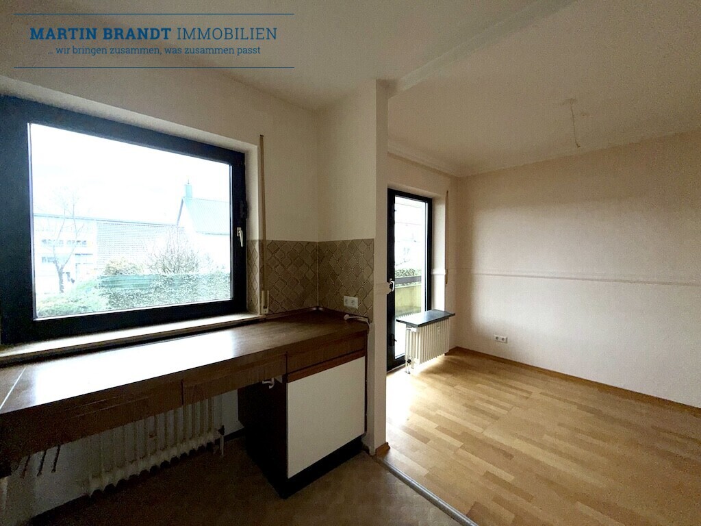 Einbauküche mit Blick ins Esszimmer