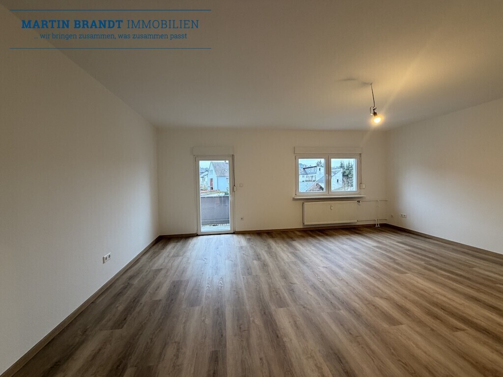Wohnzimmer mit Balkon