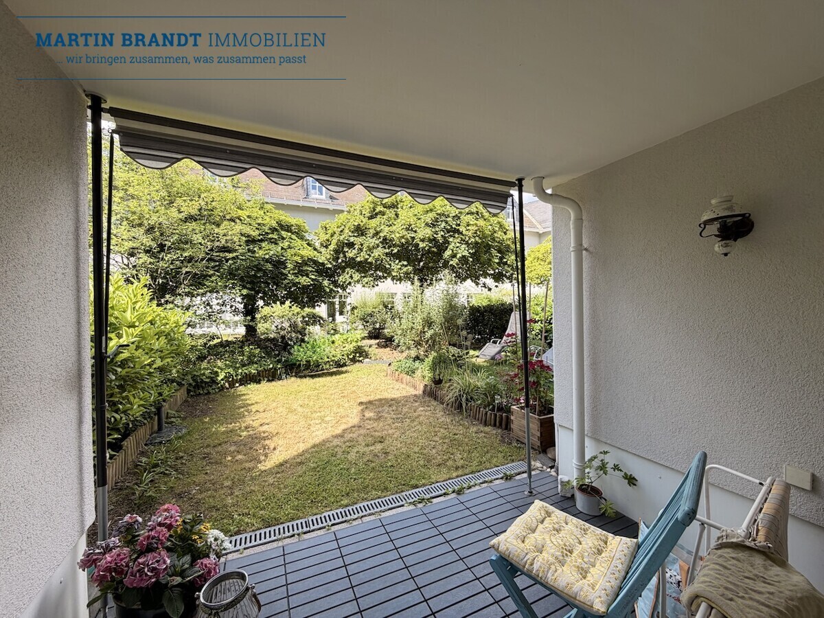 überdachte Terrasse mit Gartenanteil