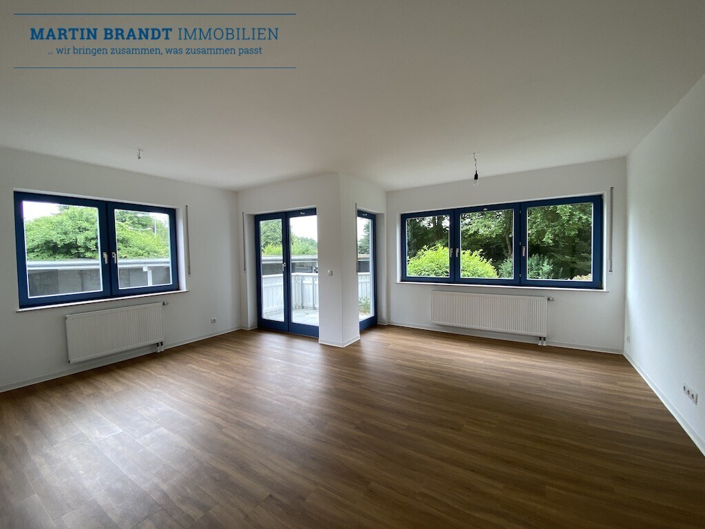 Wohnzimmer mit Balkon und Garten
