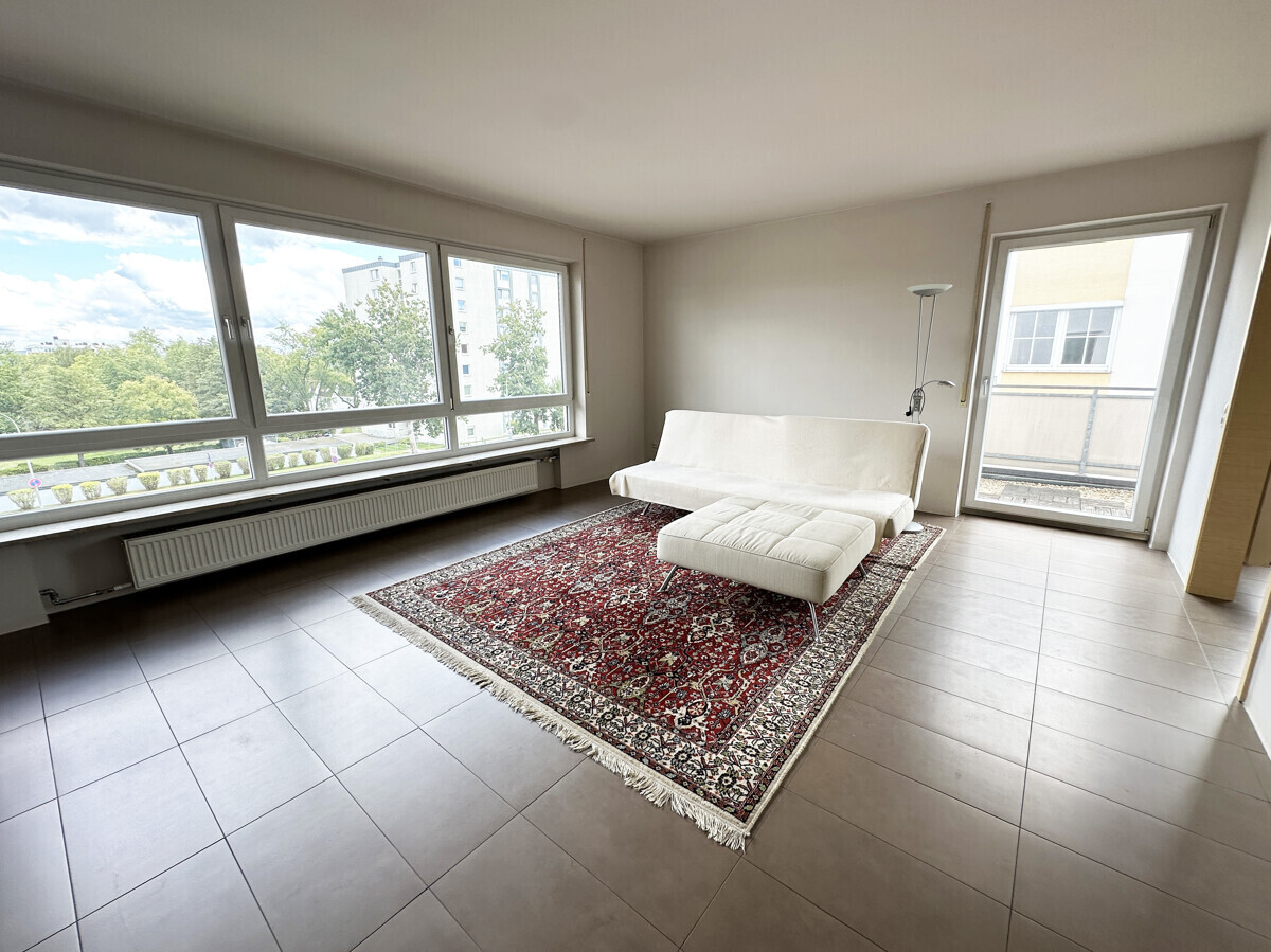 Wohnzimmer mit Zugang zum Balkon OG