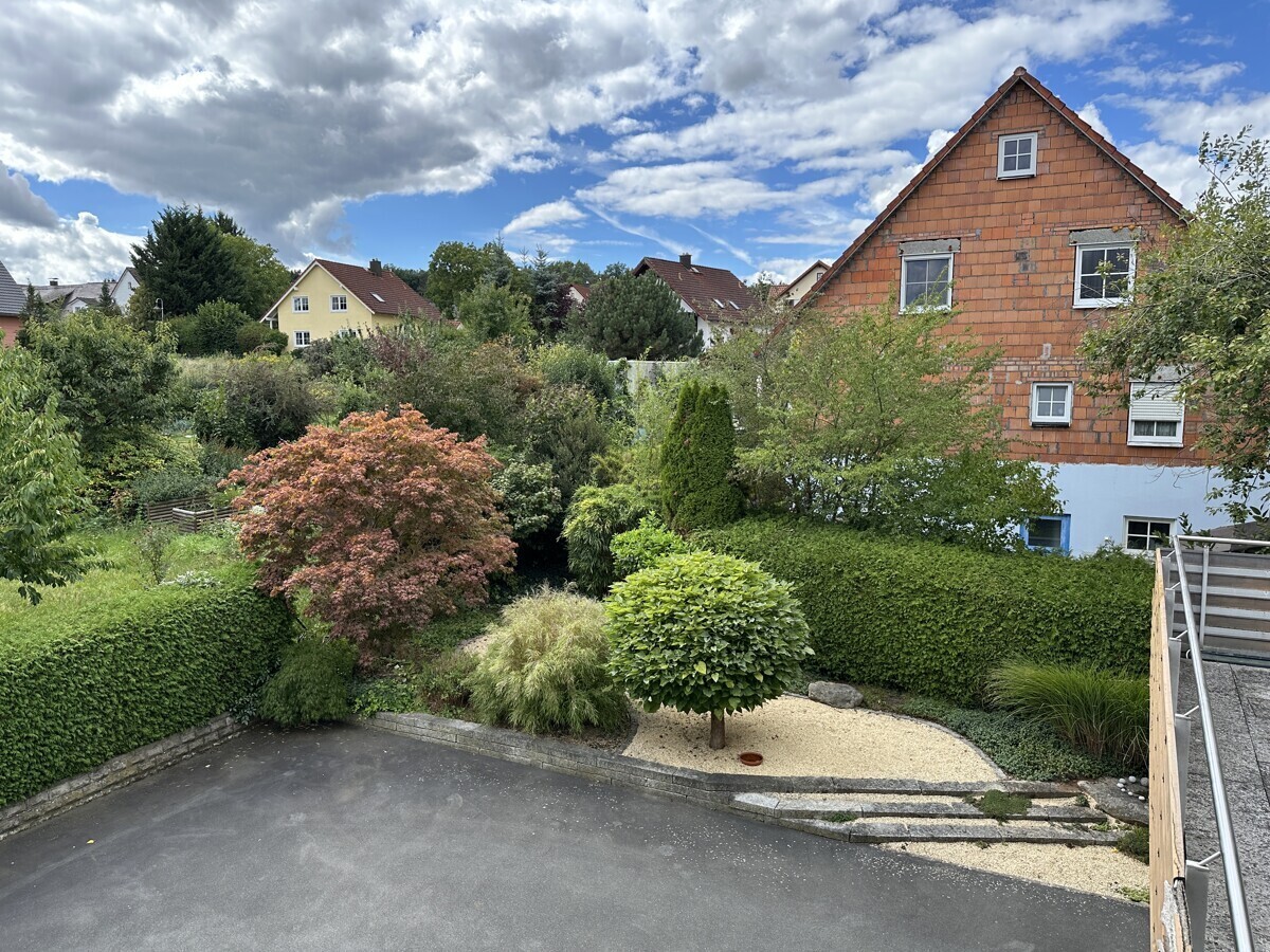Blick auf Hof und kleinen Garten vom OG