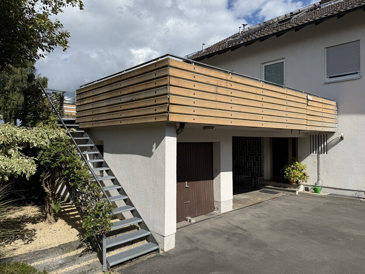 Garage und Zugang zur Terrasse und Hintereingang EG Whg