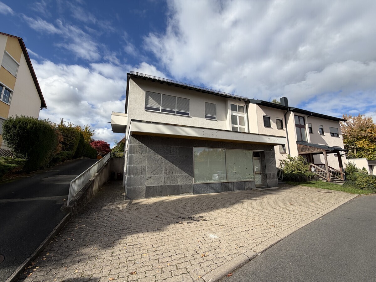 Ansicht mit  Zufahrt zum Hof