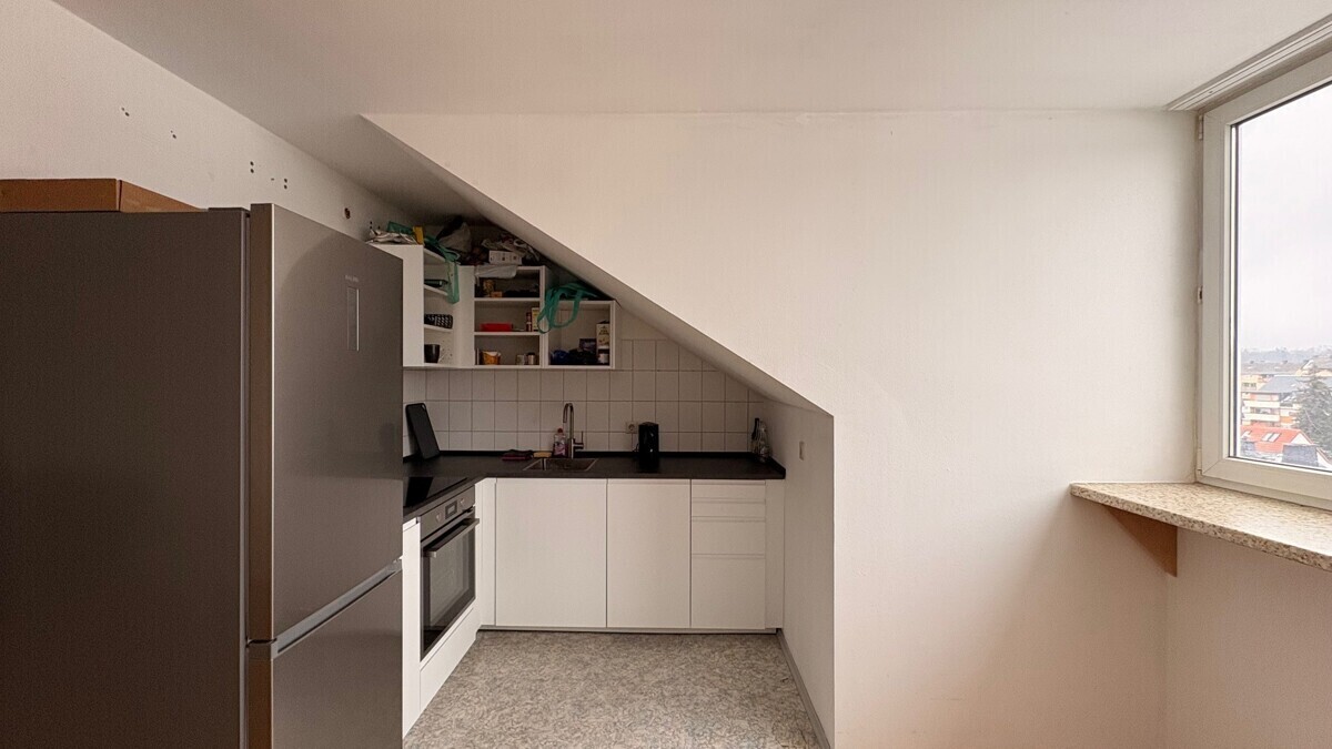 Küchenbereich mit Kühlschrank & Einbauküche