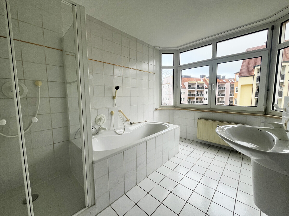 Tageslichtbad mit Dusche und Wanne