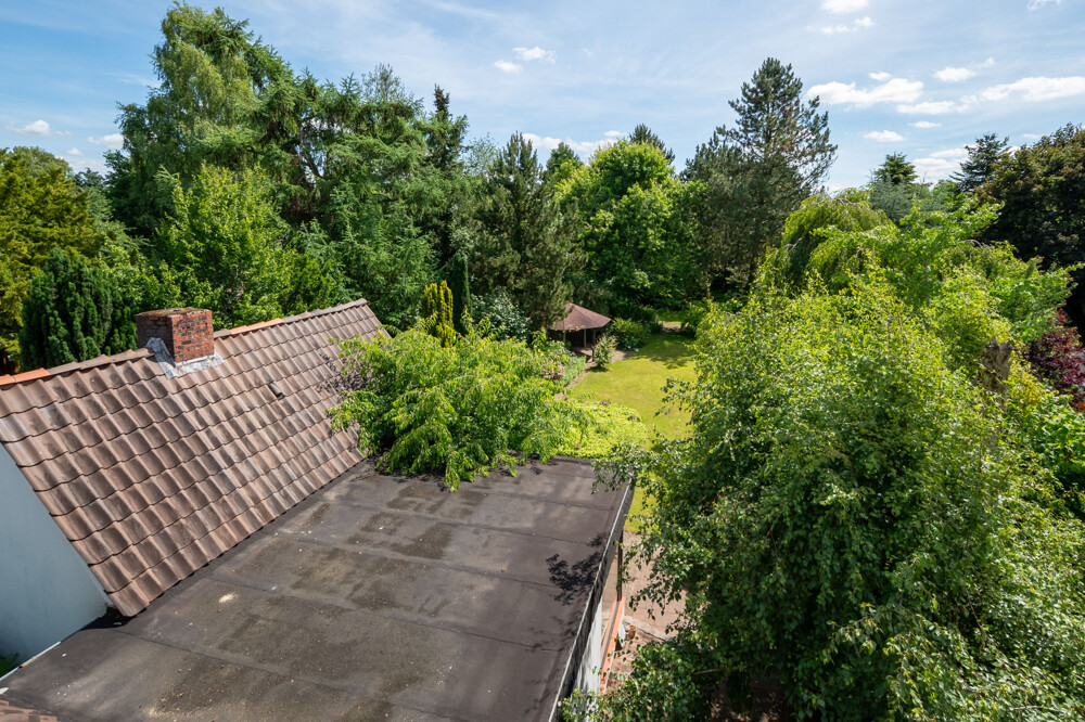 Blick vom Spitzboden in den Garten