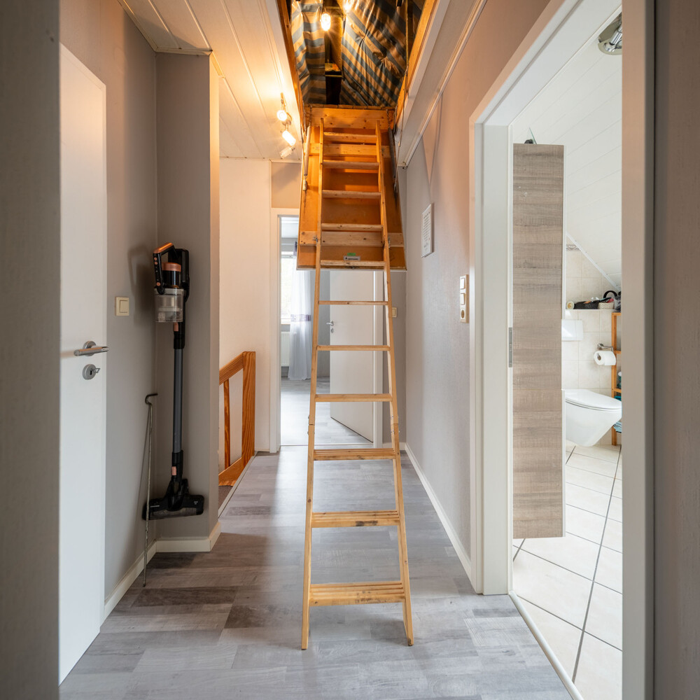 Flur OG/Dachbodentreppe