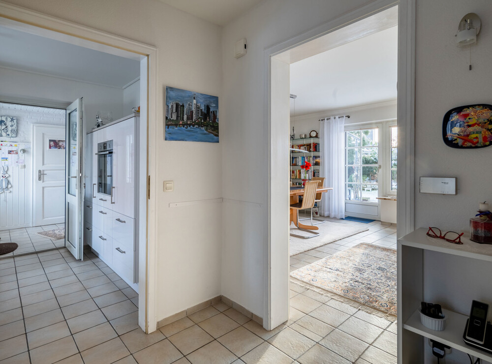 Flur mit Tür zur Küche