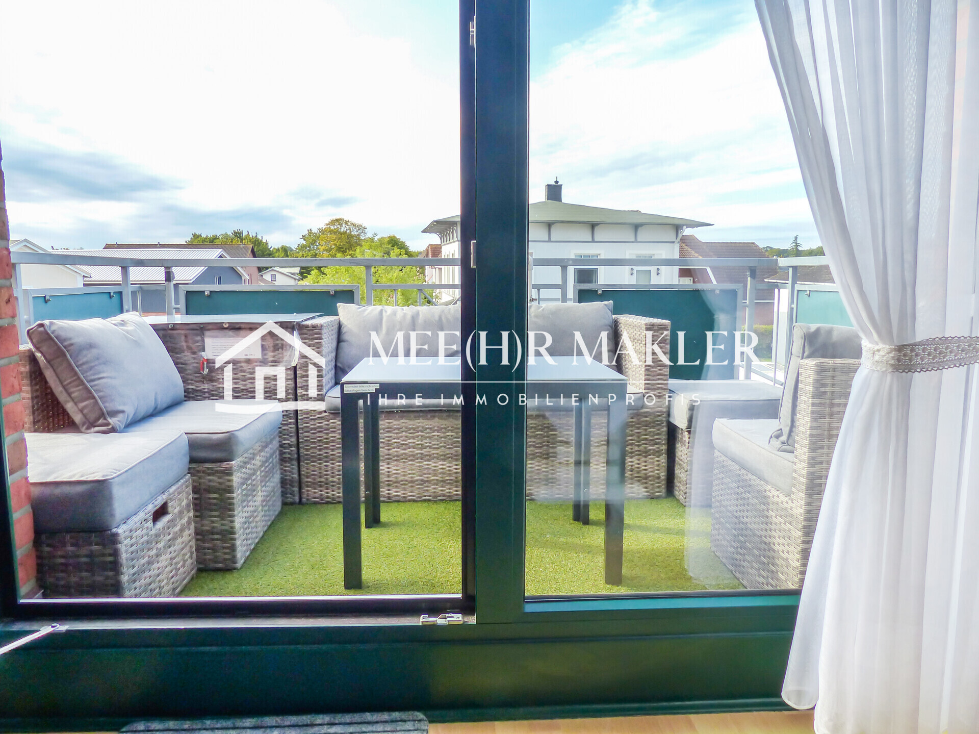 Blick v. Wohnraum auf Balkon